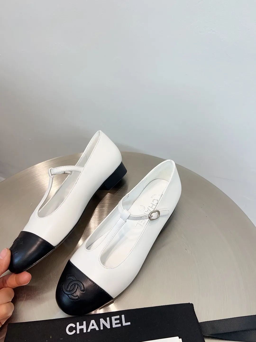 👟👟Ex-factory price 520👟👟 CHANEL Chanel classic three-color T-strap flat ballet shoes, Mary Jane shoes, Grandma Xiang’s consistent elegant ladylike temperament, full of high-end sense! It’s very nice on the feet~Whether it’s worn barefoot or paired with skirts or trousers, it’s very versatile! Incomparably beautiful! It’s so special. I’m very impressed with the details. (The version bought at the counter is developed and made according to the authentic 1:1 version. The details are perfect and more refined and durable. The upper foot is very pedicure-type. The key point is that it is very good and easy to control. ▪Fabric: Original custom-made mixed sheep. ▪Inner lining: imported sheepskin. ▪Outsole: Italian leather outsole. ▪Size: 35-39 (40, 41, 42 are custom-made and cannot be returned)